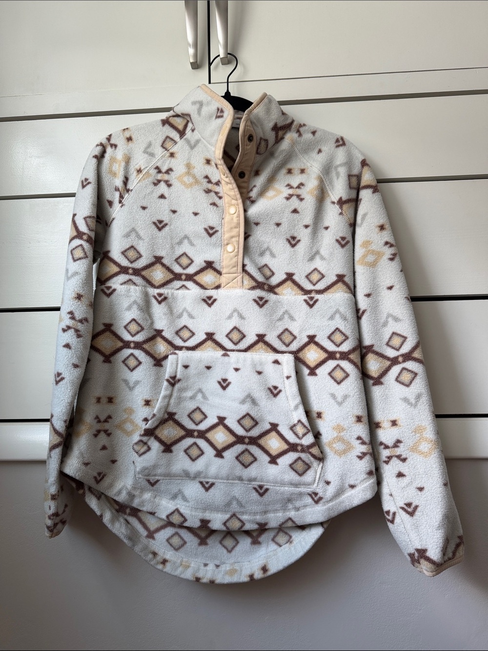 Sonoma White Fleece Pullover with Brown and Tan Geometric Print
